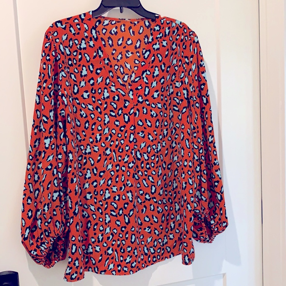 Oversized puffy sleeves, flowy top, fits like XXL - No tags - Amazon purchase